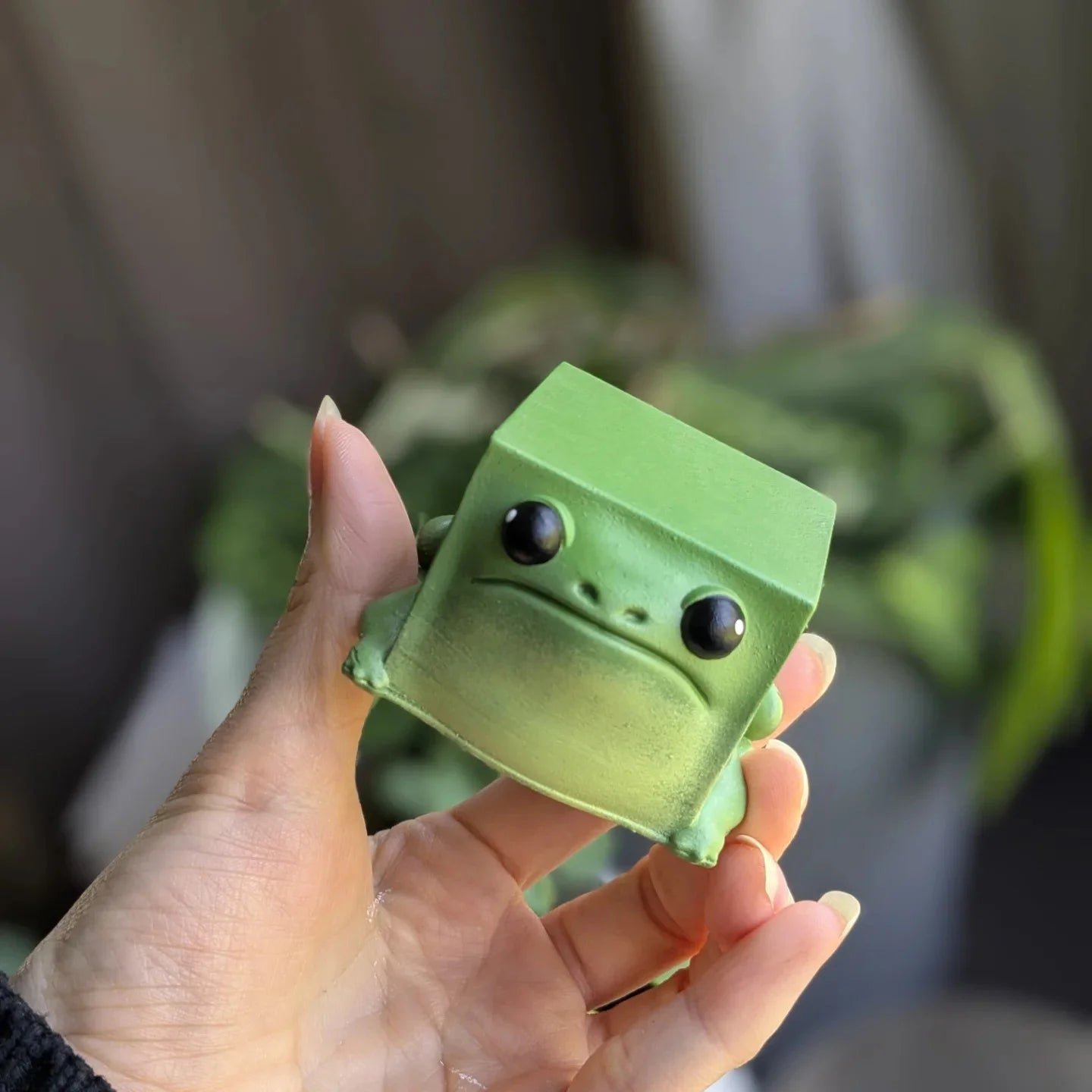 Cute Frog Resin Figurine – Desktop Shelf Decoration