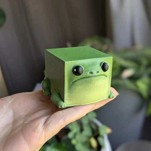 Cute Frog Resin Figurine – Desktop Shelf Decoration